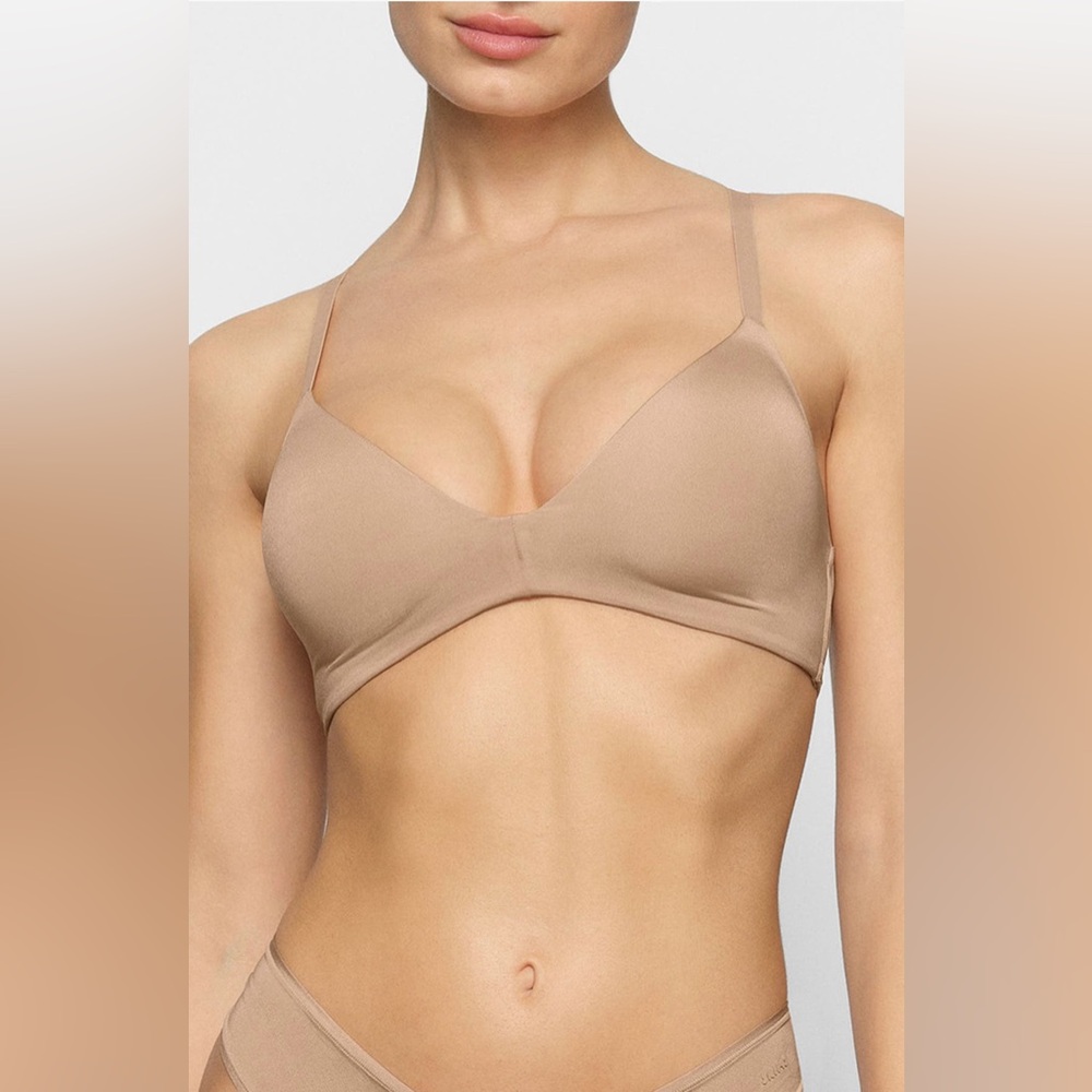 Skims Wirelesss Form T-Shirt Bra, new with tags, size 32B